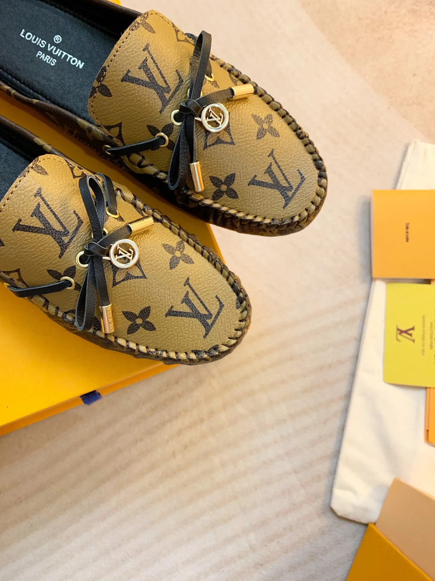 p460💰Couple model❤️🇫🇷 𝙇𝙤𝙪𝙞𝙨 𝙑𝙪𝙞𝙩𝙩𝙤𝙣 🇫🇷Louis Vuitton 2023 Classic𝓛𝓿 𝓣𝓻𝓪𝓲𝓷𝓮𝓻 Sports Series ➪➪➪¯ [Arizona Doudou Shoes Series] ▪️▪️▪️Arizona slip-on shoes are made of Monogram Eclipse canvas. Its hand-painted and dyed edges and hand-sewn uppers fully demonstrate Louis Vuitton's traditional shoemaking craftsmanship. This slip-on shoe is very lightweight. The integrated tongue and upper make it particularly comfortable and flexible. The soft outsole is equipped with rubber padding. Decorated with matching sash. Detailed features: ☑️Monogram Eclipse canvas ☑️Black Eclipse pattern ☑️Hand-painted shoe edges ☑️Hand-sewn uppers (each pair takes time to process) ☑️Integrated tongue and upper construction ☑️Outsole equipped with rubber lining ☑️size: 35_46